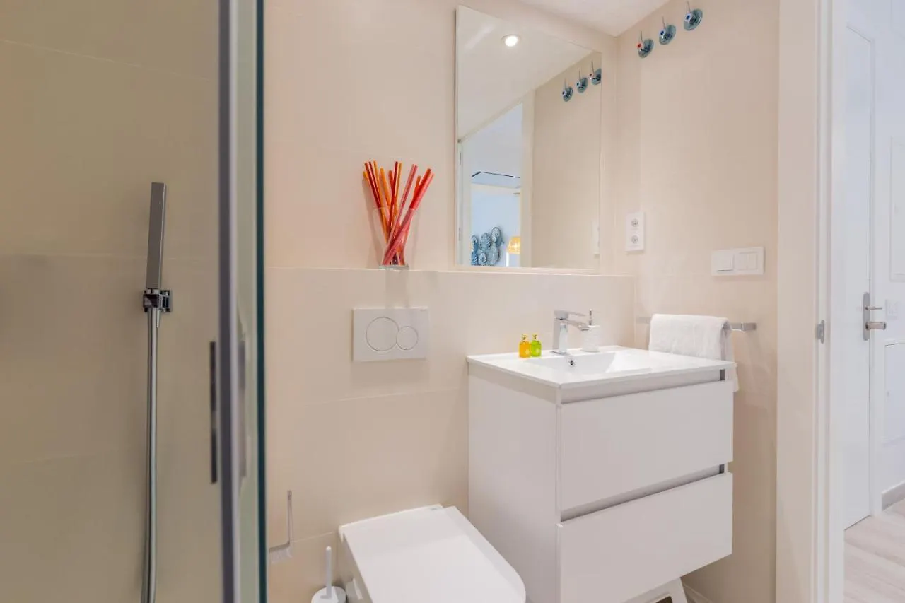 Minty Stay - Modern La Merced Malaga Apartment